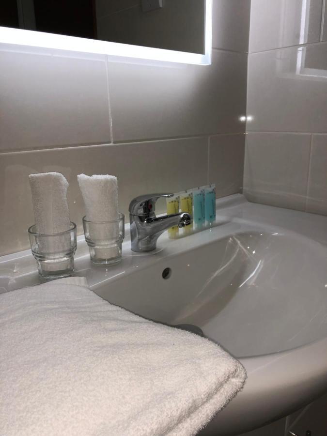 Castlerea Tully'S Hotel מראה חיצוני תמונה